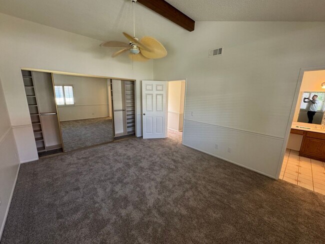 Building Photo - Single story 3 bed 2 bath in gated communi...