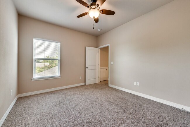 Building Photo - AVAILABLE NOW 4 BEDROOM 2.5 BATH HOME IN A...