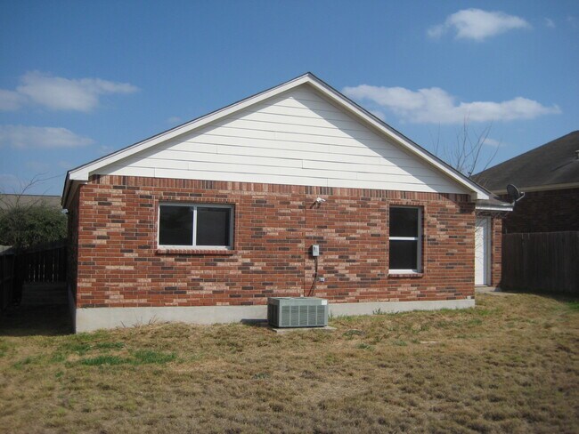 Building Photo - NICE 3 BR HOME W/ COUNTRY KITCHEN*CERAMIC TILE IN KITCHEN/BREAKFAST AREA, ENTRY & BATHROOMS*STOVE...