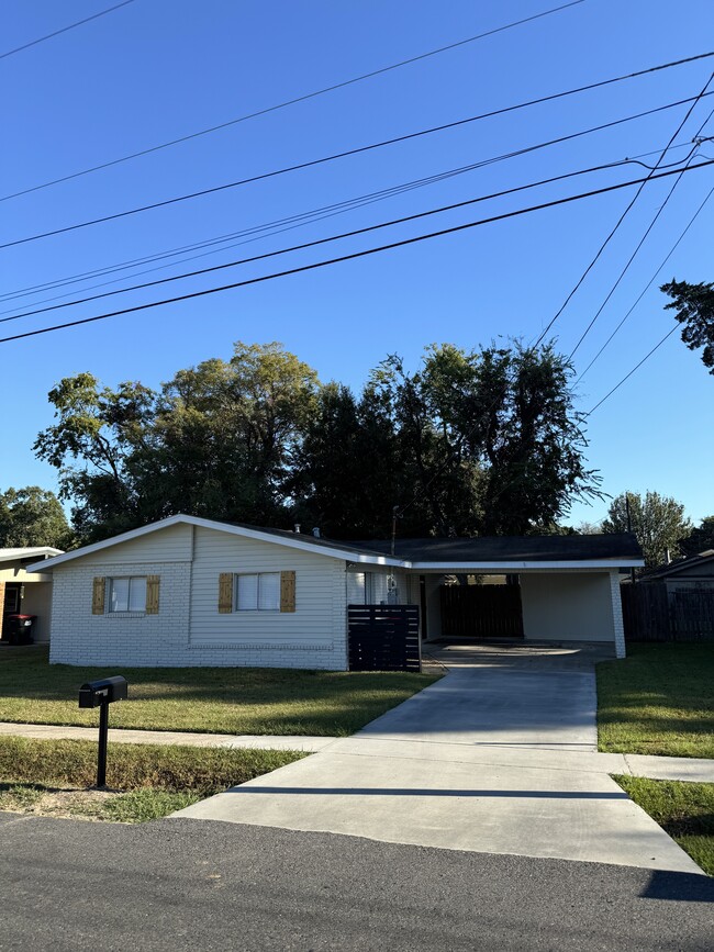 Building Photo - 305 Harrell Dr