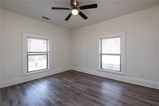 Building Photo - 406 Paines Ave NW