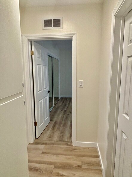Building Photo - 2488 Beachwood Dr