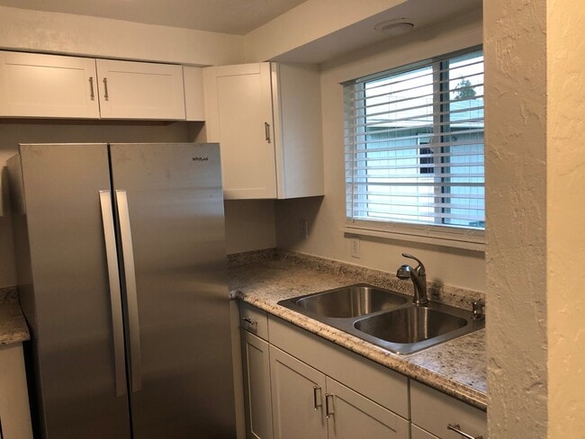 Building Photo - Updated 3 bedroom 1.5 bath duplex!