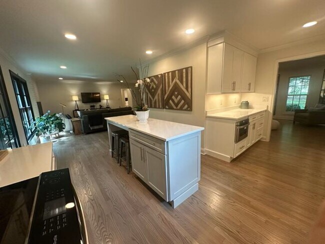 Building Photo - Fully Furnished House in West Hills – Knoxville, TN