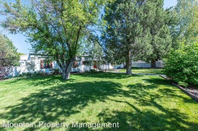 Building Photo - 10 br, 11 bath House - Employee Housing Op...