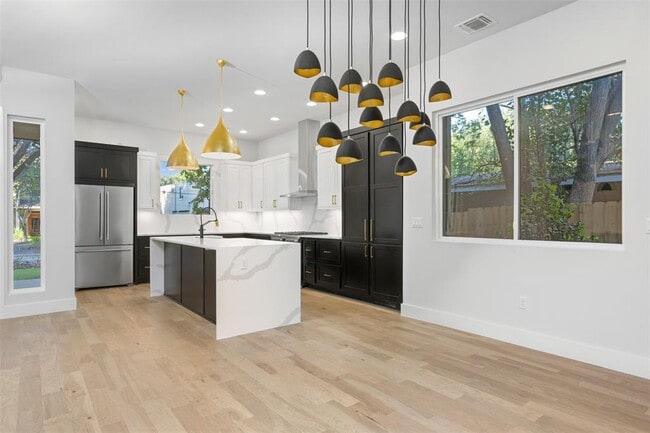 Building Photo - 407 El Paso St