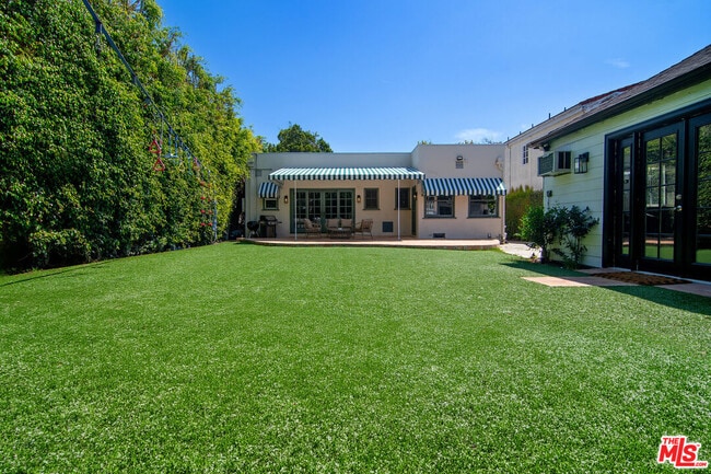 Building Photo - 121 S Poinsettia Pl