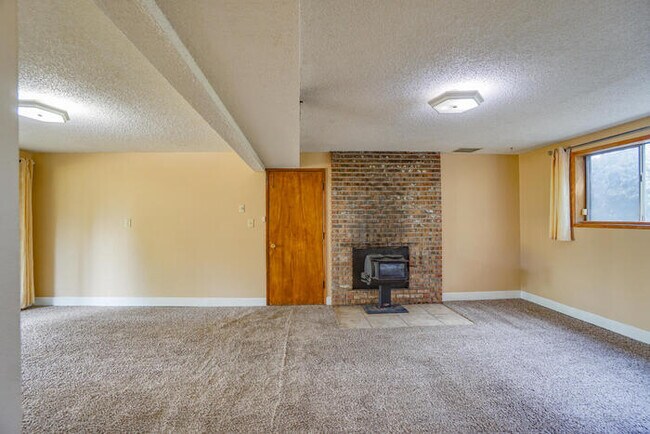 Building Photo - FOUR BEDROOM SPLIT LEVEL IN SALMON CREEK
