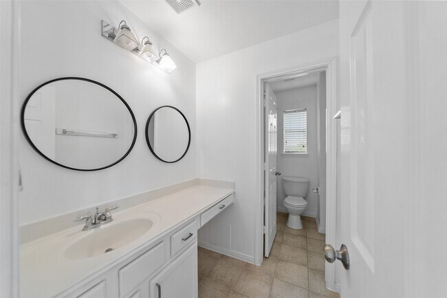 Building Photo - 1922 Lake Grayson Dr