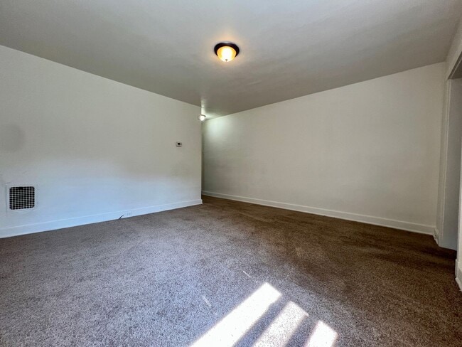 Building Photo - Incredible Two Bedroom Townhouse in Oakland! Close to Pitt & CMU! Call Today!