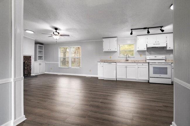 Building Photo - 3 Bed 2 Bath Home Close to Fort Bragg