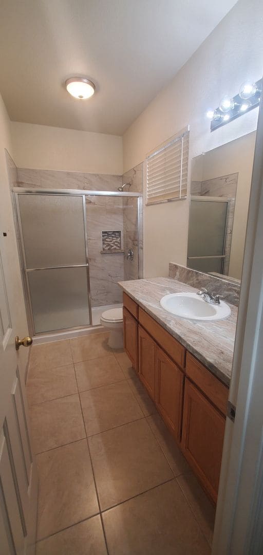 Building Photo - Updated 3bed/2bath home in Churchhill Downs