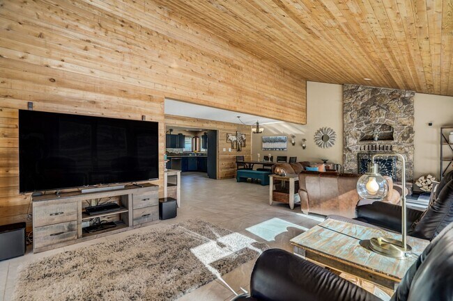 Building Photo - Stunning two-story home in Woodland Park