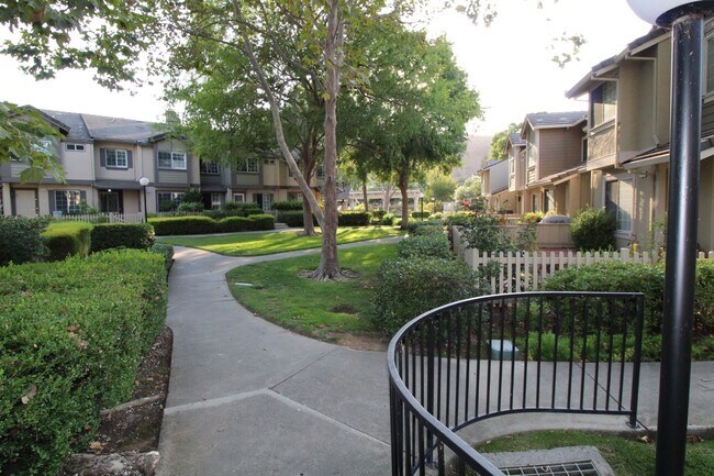 Building Photo - Townhouse 2 bedrooms, 2 1/2 baths, 2 car g...