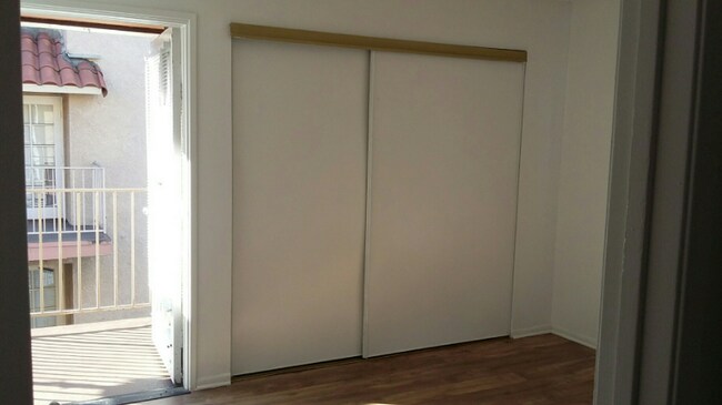 Building Photo - 1627 N Fair Oaks Ave