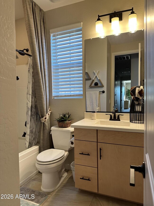 Building Photo - 1663 E Hampton Ln