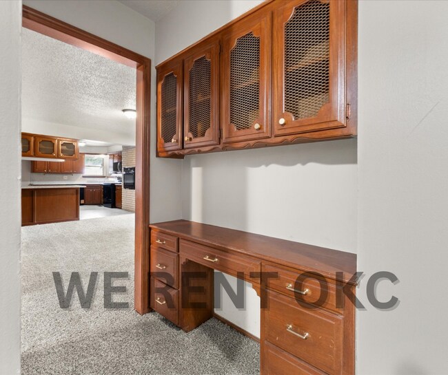 Building Photo - 3016 Shadybrook Dr