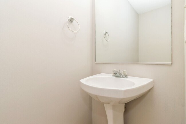Building Photo - UPDATED TOWNHOME!! 2 Bed, 2.5 Bath Townhome in Ankeny