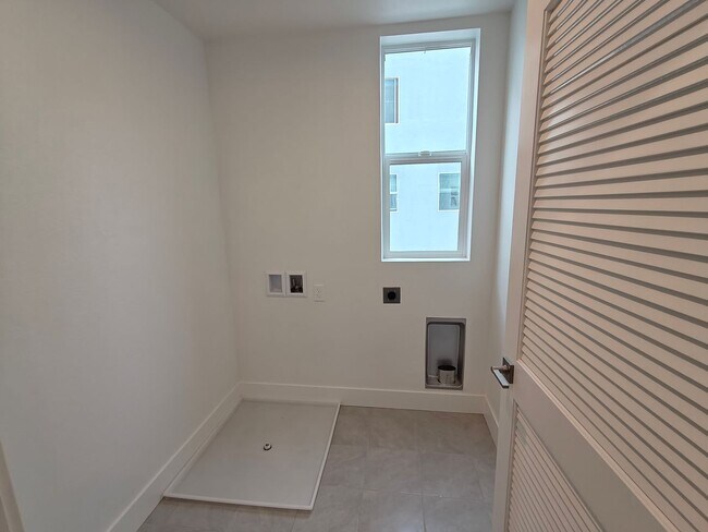 Building Photo - 259 Montague Expy