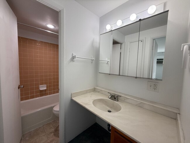 Building Photo - Downtown One Bedroom Apartment - Most Util...