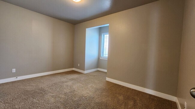 Building Photo - 576 N 220 E