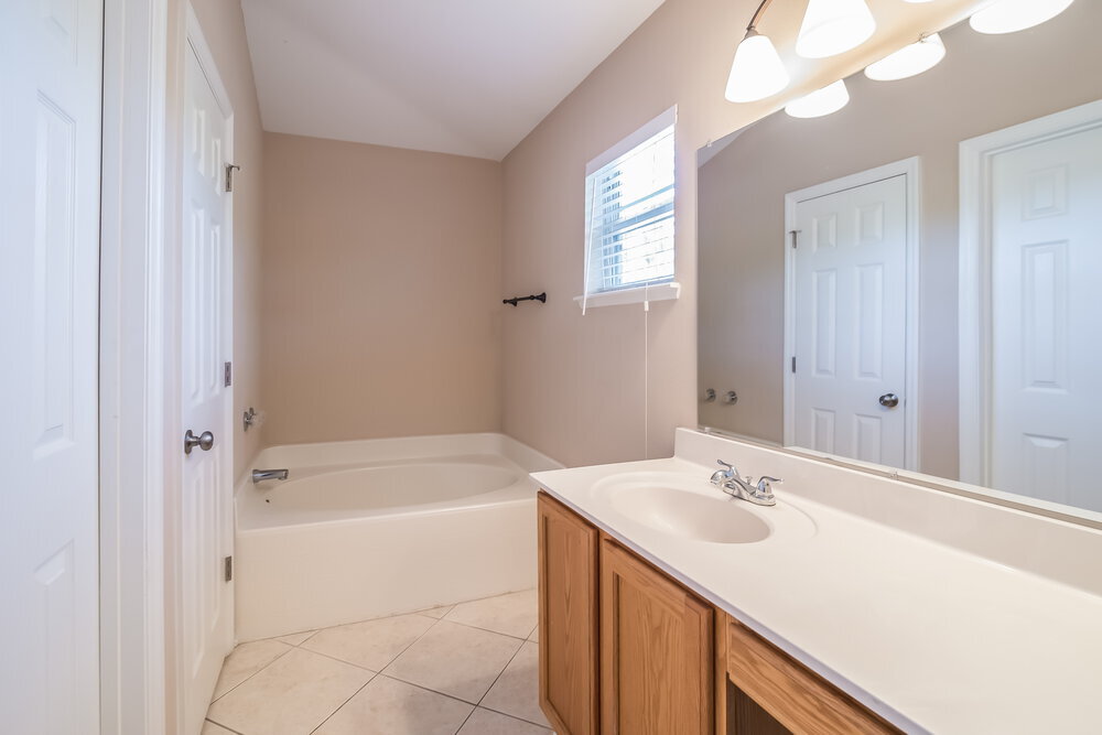 Building Photo - 12607 Reeding Ridge Dr N