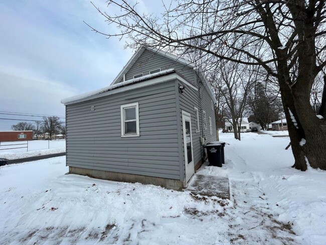 Building Photo - Shawano- 3 Bedroom 1 Bath Single Family Ho...