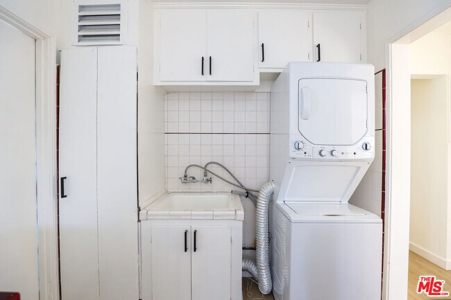 Building Photo - 1944 Cloverfield Blvd