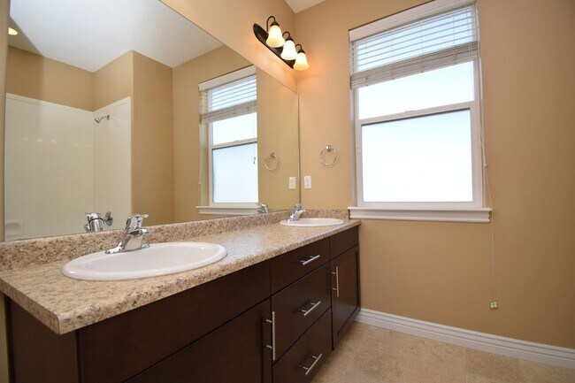 Building Photo - 5 Bed 3.5 Bath House next to TopGolf!!!