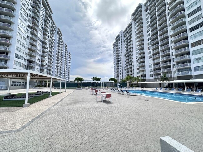 Building Photo - 18021 Biscayne Blvd