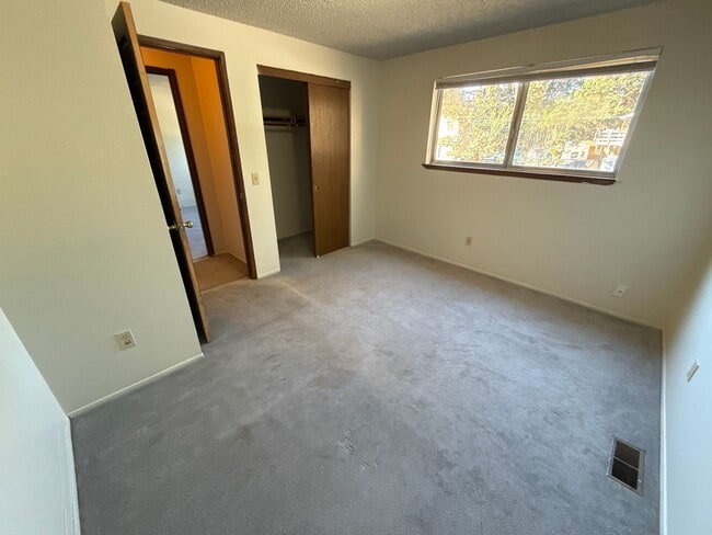 Building Photo - cente