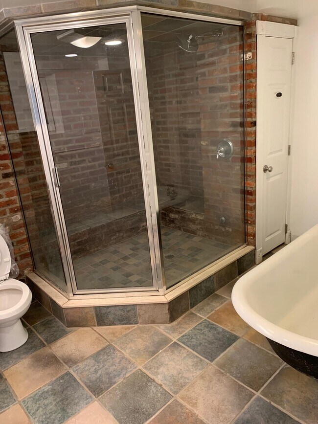 Building Photo - 811 F St NE