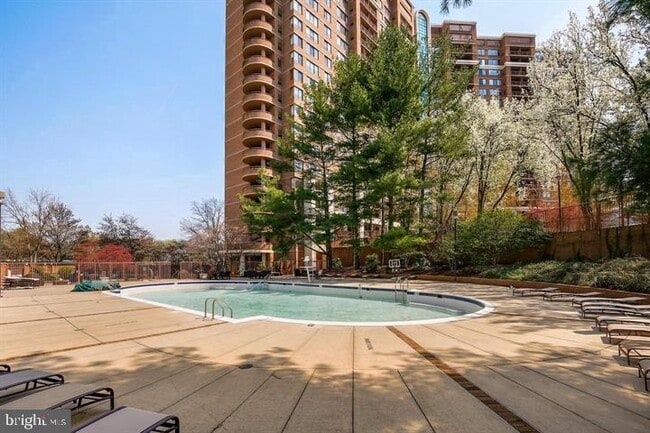 Building Photo - 10101 Grosvenor Pl