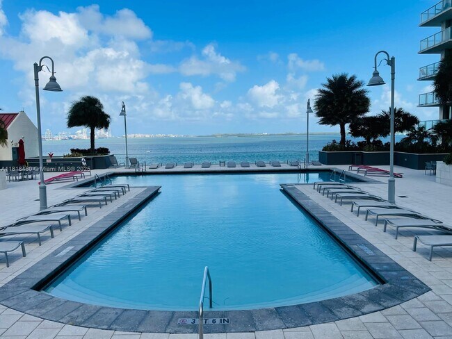 Building Photo - 1155 Brickell Bay Dr