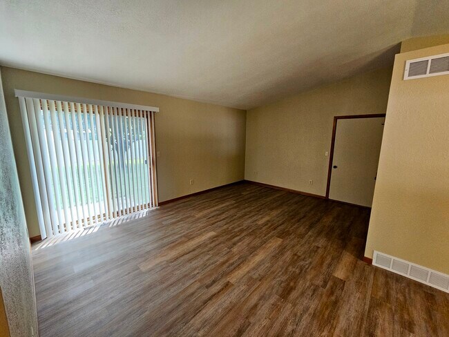 Building Photo - 101 Meadowpark Dr