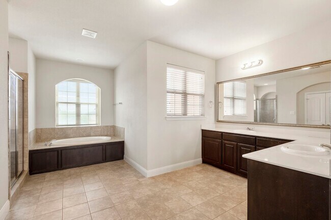 Building Photo - 2640 Venice Dr