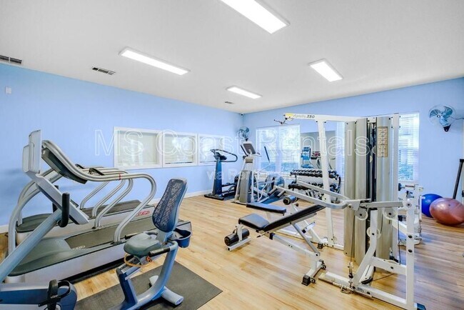 Building Photo - 2252 Beach Dr