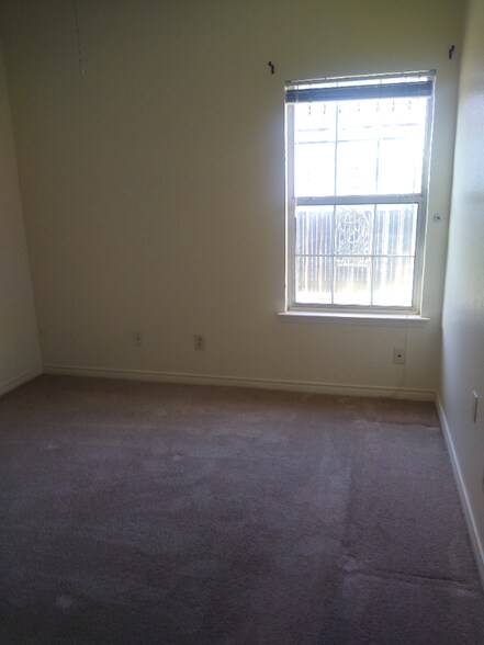 Building Photo - 415 Valley Mills Dr