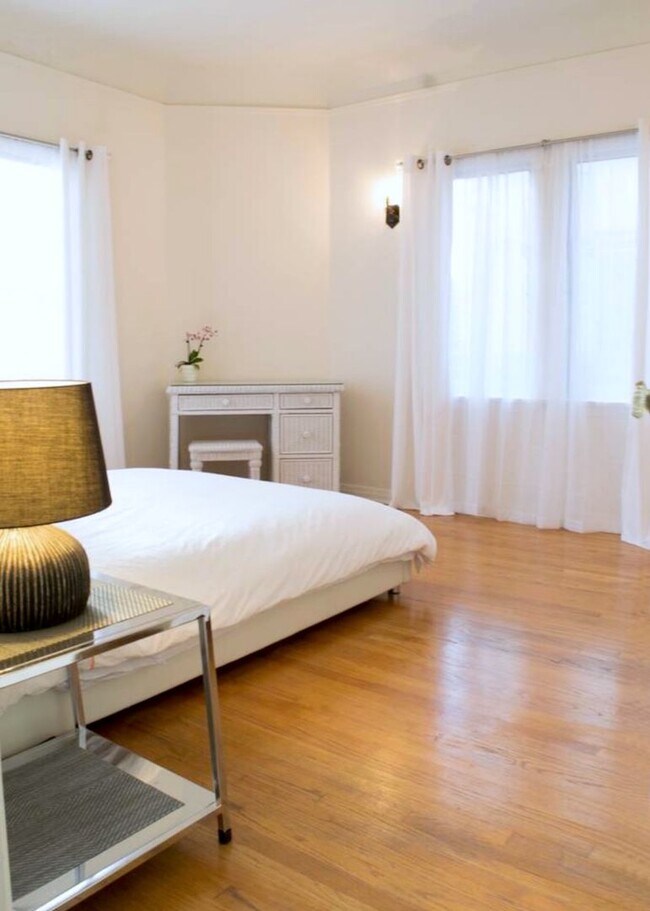 Building Photo - Curson Ave Apartments By The Grove