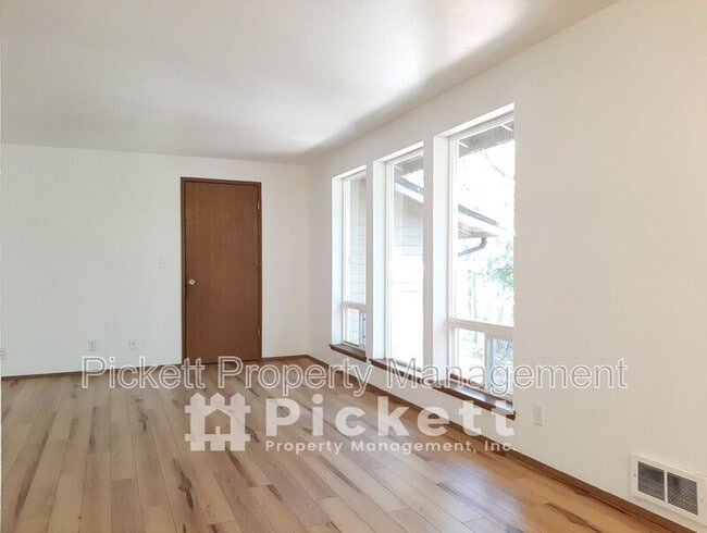 Building Photo - 6451 Lewis NE Dr