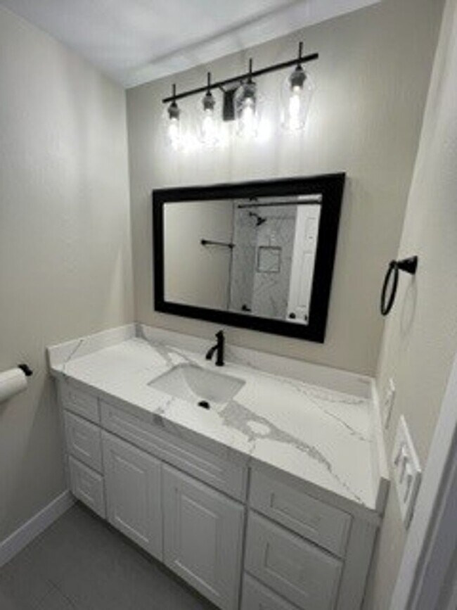 Building Photo - Highly Upgraded End Unit 2 Bedroom 2 Bathroom in Orange