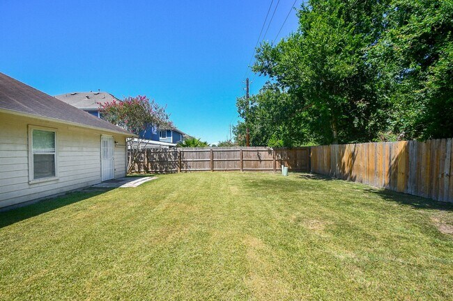 Building Photo - 6306 Spruce Manor Ln