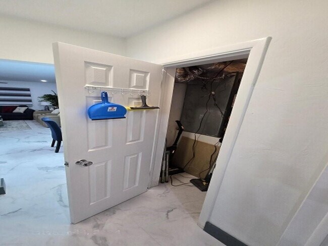 Building Photo - 2909 Middle River Dr