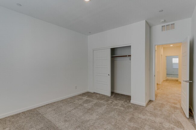 Building Photo - Modern Townhome Living in Henderson’s Historic Water District!