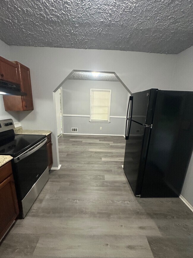Building Photo - 400 Greenhill Way SW