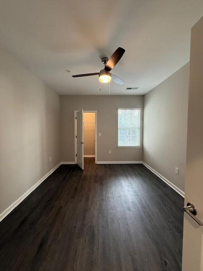 Building Photo - Special Offer! 18 month lease $1,375.00!!