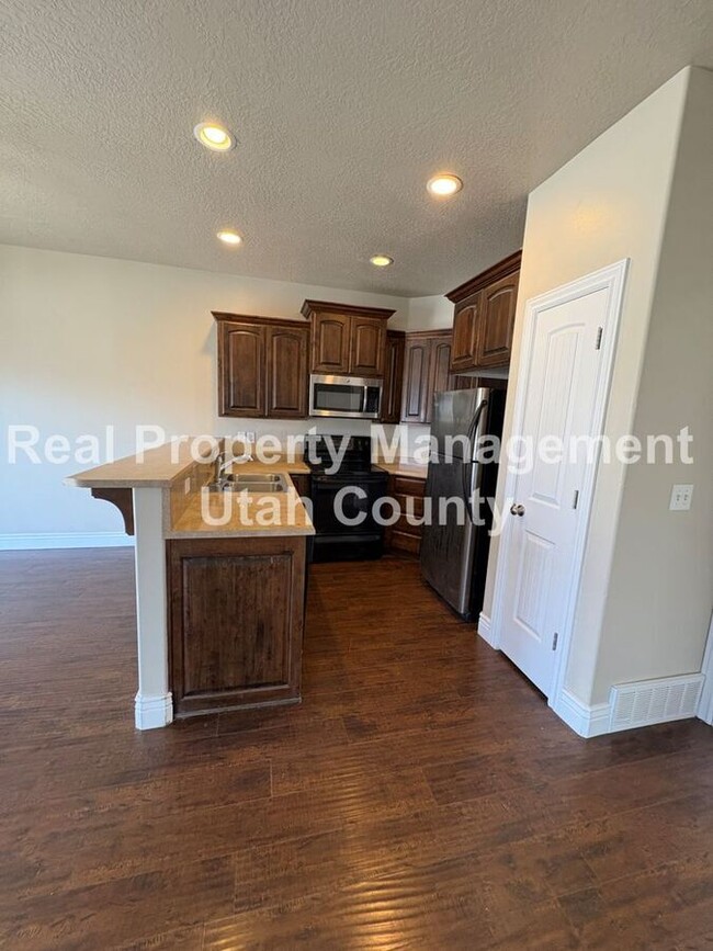 Building Photo - 2477 Garden Dr