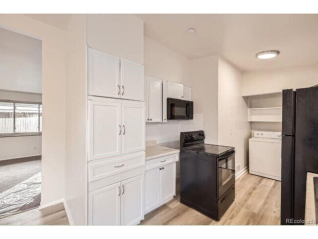 Building Photo - 4585 E Yale Ave