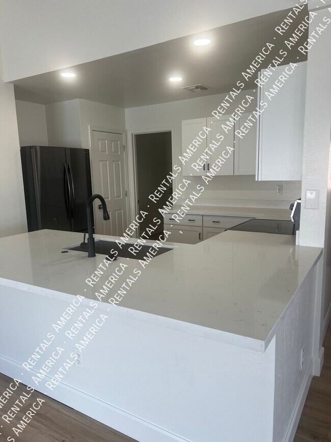 Building Photo - 3682 N French Pl