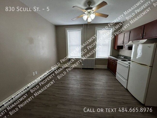 Building Photo - 830 Scull St